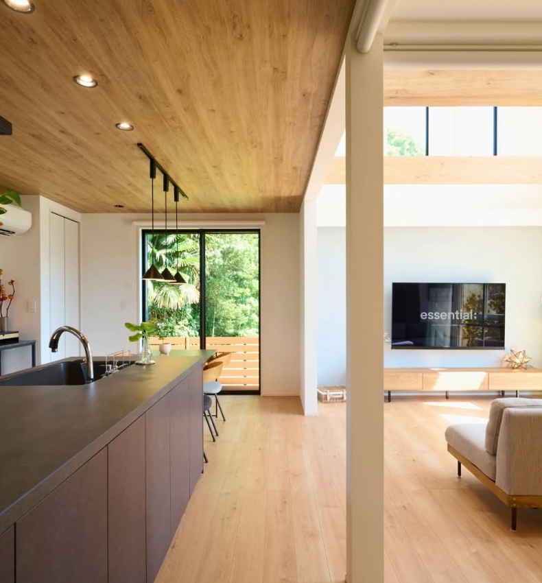 【借景の緑を楽しむダイニング】