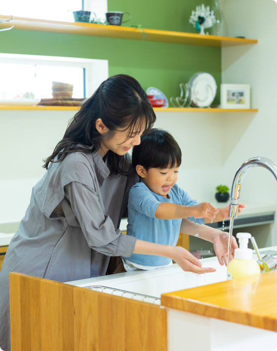 親子がキッチンで手を洗っている　イメージ